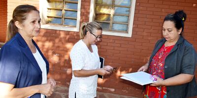 La doctora Cecilia Castillo (derecha) denunció el descuento compulsivo de salarios a 80 funcionarios del Hospital Regional de San Juan Bautista, Misiones.