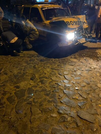 El móvil de los bomberos quedó en estas condiciones tras el choque.