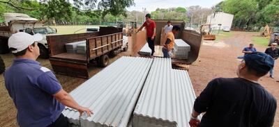 Funcionarios de la Gobernación esteña y de la Secretaría de Emergencia Nacional acercaron los materiales a las personas que fueron afectadas por el temporal ocurrido entre el viernes y ayer.