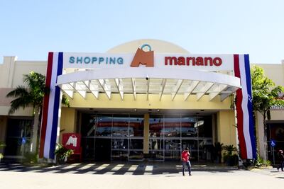 Los colores de nuestra ban- dera adornan el acceso principal del Shopping Mariano en honor a la patria y a la madre.