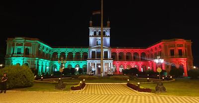 El palacio de López iluminado con los colores de Italia.