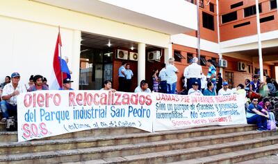 Manifestación realizada ayer por los oleros del barrio San Pedro frente a la sede de la Gobernación de Itapúa. Denuncian que desde hace diez días no tienen agua.