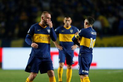 De Rossi (i) y Carlos Tévez (d) hablan durante el partido.