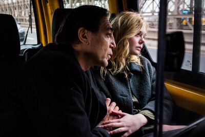 Javier Bardem y Elle Fanning en "The Roads Not Taken".