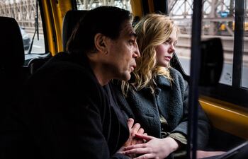 Javier Bardem y Elle Fanning en "The Roads Not Taken".
