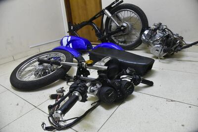Algunas de las motocicletas que fueron encontradas, desarmadas, en el sitio.