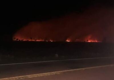 Incendio de un pastizal al costado de la Ruta 1.