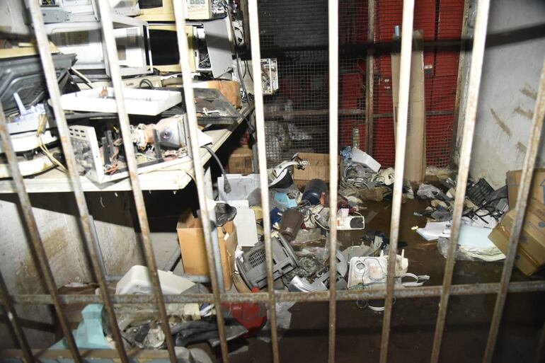 Basura en el subsuelo 1 del IPS.