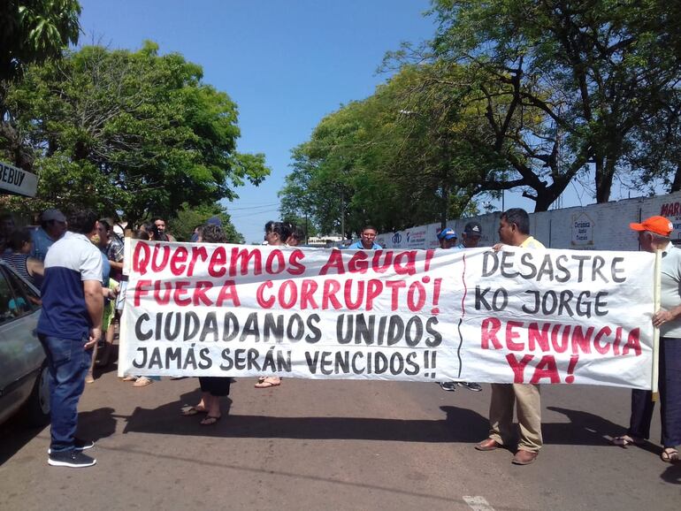 Los pobladores piden una solución al ya crónico problema de abastecimiento de agua.