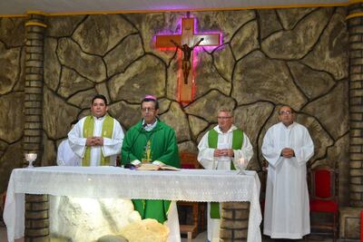 Padre Pedro Olmedo (i), Monseñor Pedro Collar Noguera (2do.) y padre Lorenzo Tasca (3ro.), diácono Ernesto Almada (d).