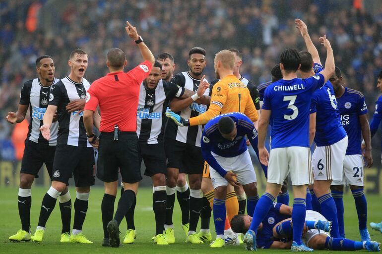 La impotencia del equipo visitante luego de la expulsión de Hayden.