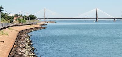 La pasarela es del tipo colgante soportado por obenques. Tiene una longitud total 2.550 metros, de los cuales 570 metros corresponden al puente principal.