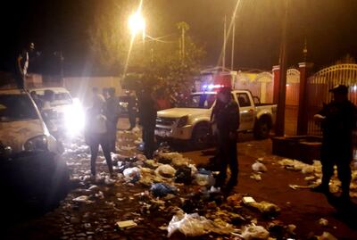 Los manifestantes frente al domicilio del juez Isidro González, en Km 8 Acaray, arrojaron bolsas de basura por blanquear a ZI.
