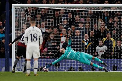 El capitán de los “Spurs” Hugo Lloris falla al intentar detener el penal pateado por Timo Werner.