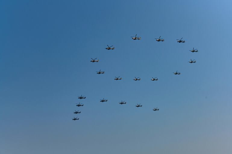 Helicópteros militares forman el número 70 en el cielo, sobre la plaza de  Tiananmen.