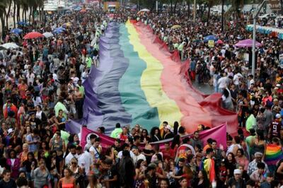 Manifestantes enarbolaron el domingo una bandera de la comunidad LGBTIQ en la playa de Copacabana, en Río de Janeiro (Brasil).