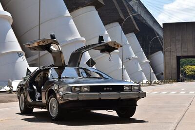 El auto del Regreso al Fururo se estuvo recargando en Itaipu y atrapó la atención de los visitantes. 
Fotos: Itaipu Lucio Huerta)