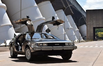 El auto del Regreso al Fururo se estuvo recargando en Itaipu y atrapó la atención de los visitantes.
Fotos: Itaipu Lucio Huerta)