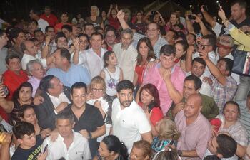 wilberto-cabanas-camisa-blanca-y-mario-abdo-c-quien-asistio-ayer-al-festejo-oficialista-en-ciudad-del-este-el-mandatario-se-jacto-de-que-no-se-230501000000-1816357.jpg