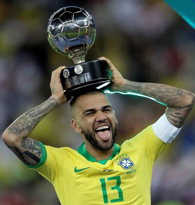 Dani Alves ganó el Balón de Oro, premio al mejor jugador de la Copa América 2019, con el que suma 40 títulos.