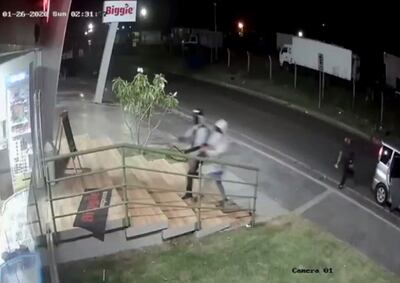 Cronología del golpe que duró poco más de un minuto y en el que los asaltantes se alzaron con unos G. 53 millones, luego de romper la puerta del local y reducir a los funcionarios y al guardia.