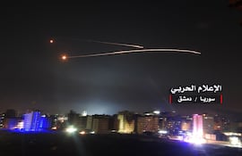 imagen-de-la-agencia-oficial-siria-del-combate-con-misiles-y-antimisiles-sobre-damasco--203943000000-1710380.jpg