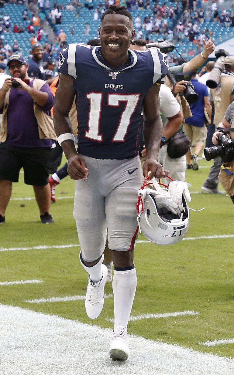 Antonio Brown dejando el campo de juego con una sonrisa.