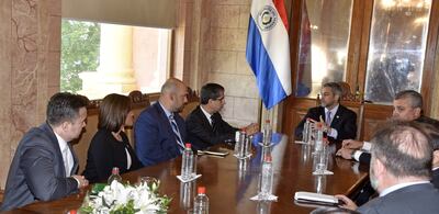 El presidente Mario Abdo  (c) conversa con el titular del Gafilat, el peruano Sergio Espinosa (1° a su der.) en Palacio de López.