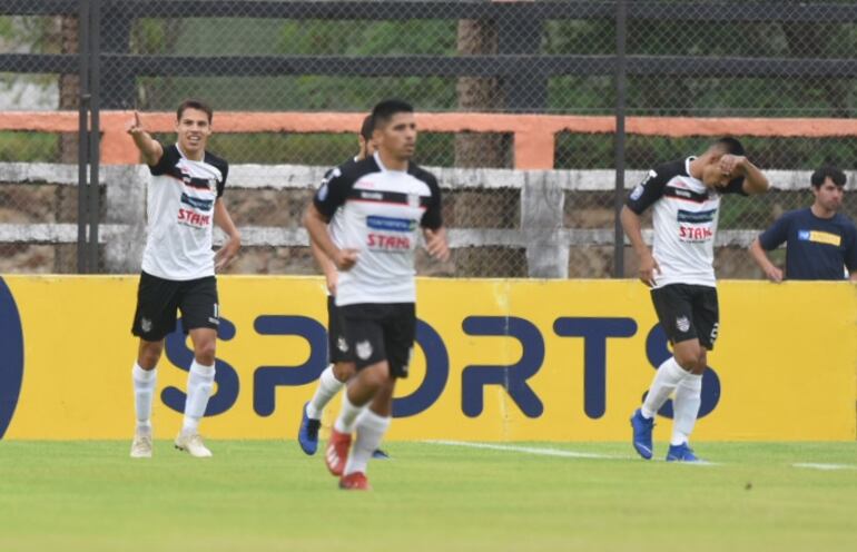 Doldán (i) saluda a la hinchada luego de su gol a Silva.