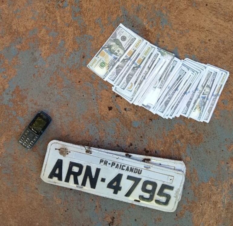 Billetes falsos y chapas incautadas en Capitán Bado.