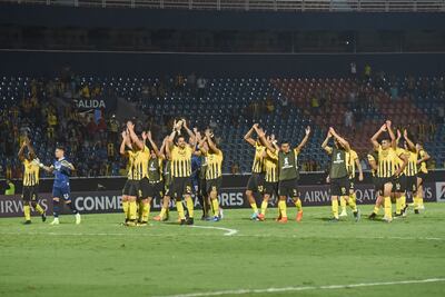Los jugadores de Guaraní saludan a los hinchas después de la clasificación al Grupo 2 de la Copa Libertadores.
