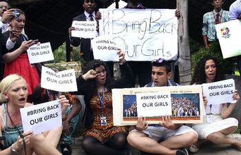 devuelvan-a-nuestras-ninas-es-la-campana-mundial-para-concienciar-sobre-la-tragedia-ocurrida-en-nigeria-efe-195951000000-1081829.jpg