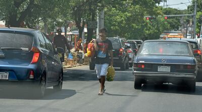 Adolescentes venden frutas sobre Perú y Pettirossi. Recuérdese la campaña “No des más monedas” y otras encaradas por el Ministerio de la Niñez.