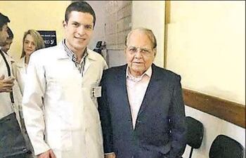 el-medico-paraguayo-lucas-diaz-de-vivar-y-el-reconocido-medico-brasileno-ivo-pitanguy--01808000000-1274596.jpg