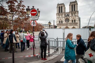 Turistas toman fotografías de la zona de obras frente a la catedral de Notre Dame en París.