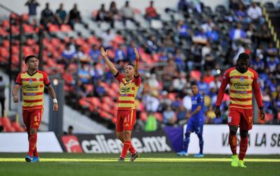 Sebastian Ferreira (C) anotó tres goles para el Morelia.