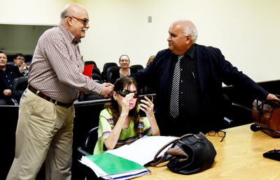 Luis González Macchi saluda al abogado Rodolfo Aseretto, defensor de Walter Bower, en su ingreso a la sala donde se realiza el juicio oral.