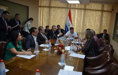 Senadores de distintas bancadas se reunirán mañana con los representantes de Hacienda. Debatirán sobre el paquete de leyes económicas.