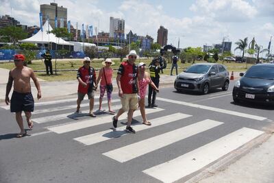 Hinchas de Colón de Santa Fe, en la Costanera de Asunción.