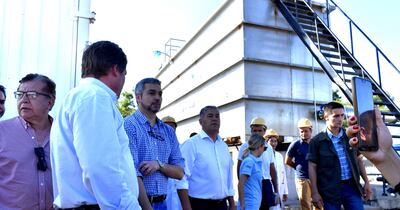 El presidente Mario Abdo (c) asistió ayer a la inauguración de la planta de tratamiento de agua en la ciudad de San Bernardino, Cordillera.