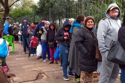 Cientos de pacientes llegaron desde distintos puntos del país, desde el jueves en horas de la mañana; también en la madrugada de ayer, viernes.