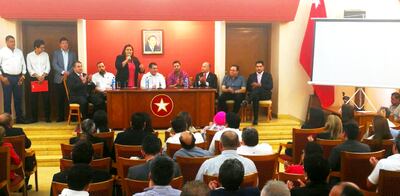 El expresidente Horacio Cartes (centro, camisa blanca) en la mesa de la Presidencia de la Junta de gobierno acompañado por apoderados de Honor Colorado y Añetete, frente a intendentes.