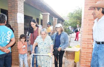 muchas-personas-de-la-tercera-edad-y-con-problemas-de-movilidad-acudieron-a-las-urnas-en-caazapa--233403000000-1704001.jpg