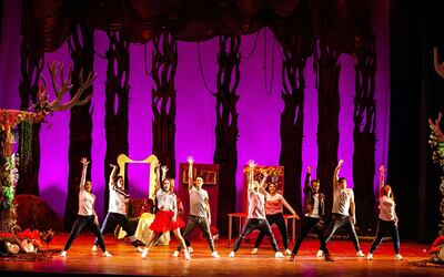 Lía Love y Josema López, junto con un ensamble de ocho bailarines, en una de las escenas del musical “Lía en el bosque”, que regresará al Municipal.
