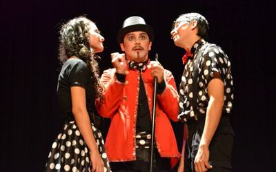 Laura Saavedra, Lucas Ramírez y Joselo Mak protagonizan la obra “Freak show”, que se presentará esta noche en el teatro de la Embajada argentina.