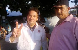 horacio-ortiz-muestra-la-v-de-la-victoria-logro-conseguir-su-reeleccion-como-intendente-de-la-ciudad-de-ypane--02324000000-1399590.jpg