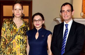 marcela-dioverti-la-embajadora-de-francia-sophie-aubert-y-dominique-scobry--202443000000-1770139.jpg