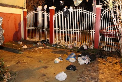 La basura que quedó tras el escrache al magistrado frente a su domicilio.