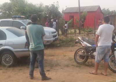 Agentes policiales interrogan a los testigos en el lugar donde fue asesinada a tiros la peluquera Teresa Marecos, ayer de tarde.