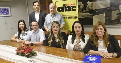 Los miembros del Colegio de Escribanos, durante una visita a ABC.